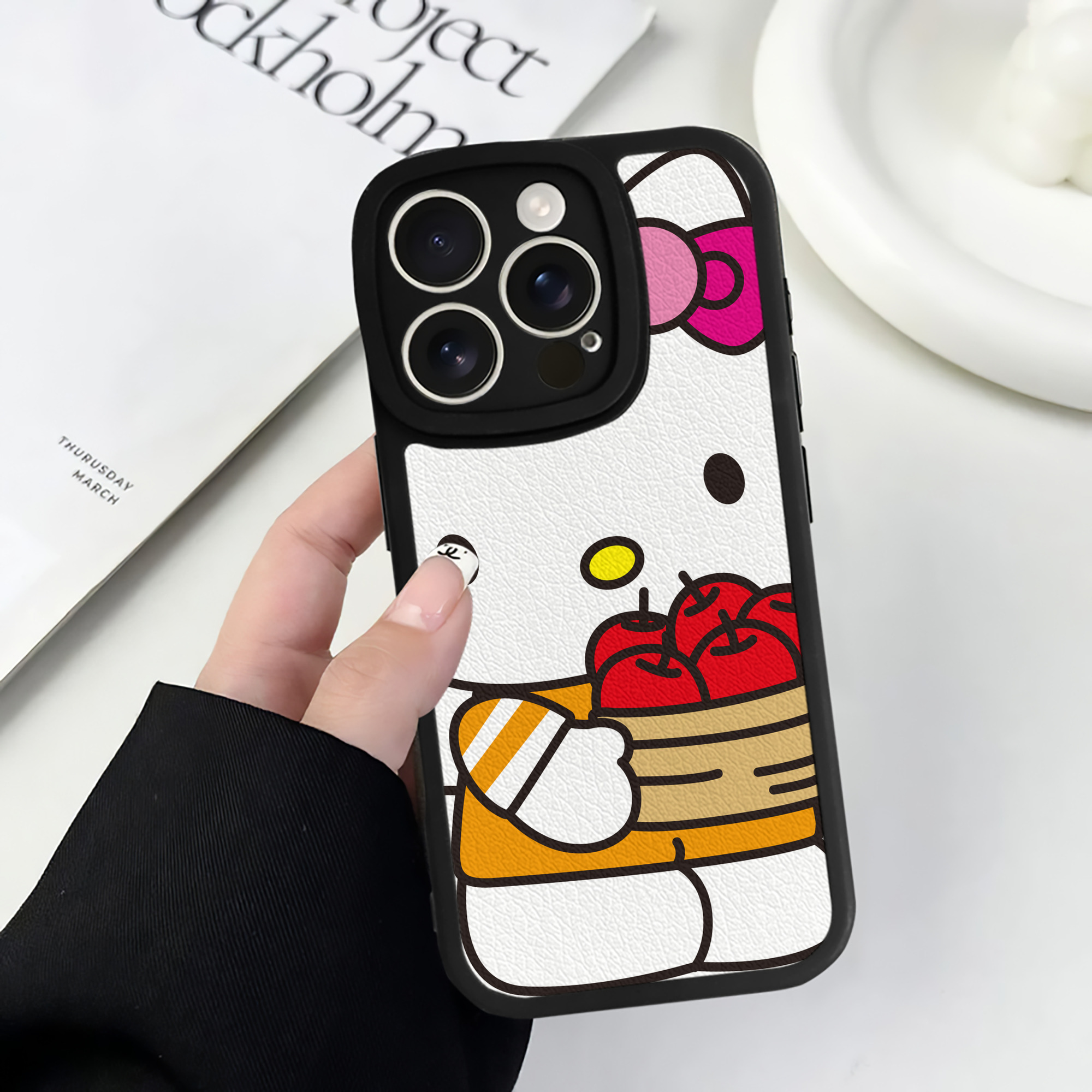 （画像用） Hello Kitty ハローキティ 【iPhone 16シリーズ対応】シリコンスマホケース（レザー調） 材質：シリコン